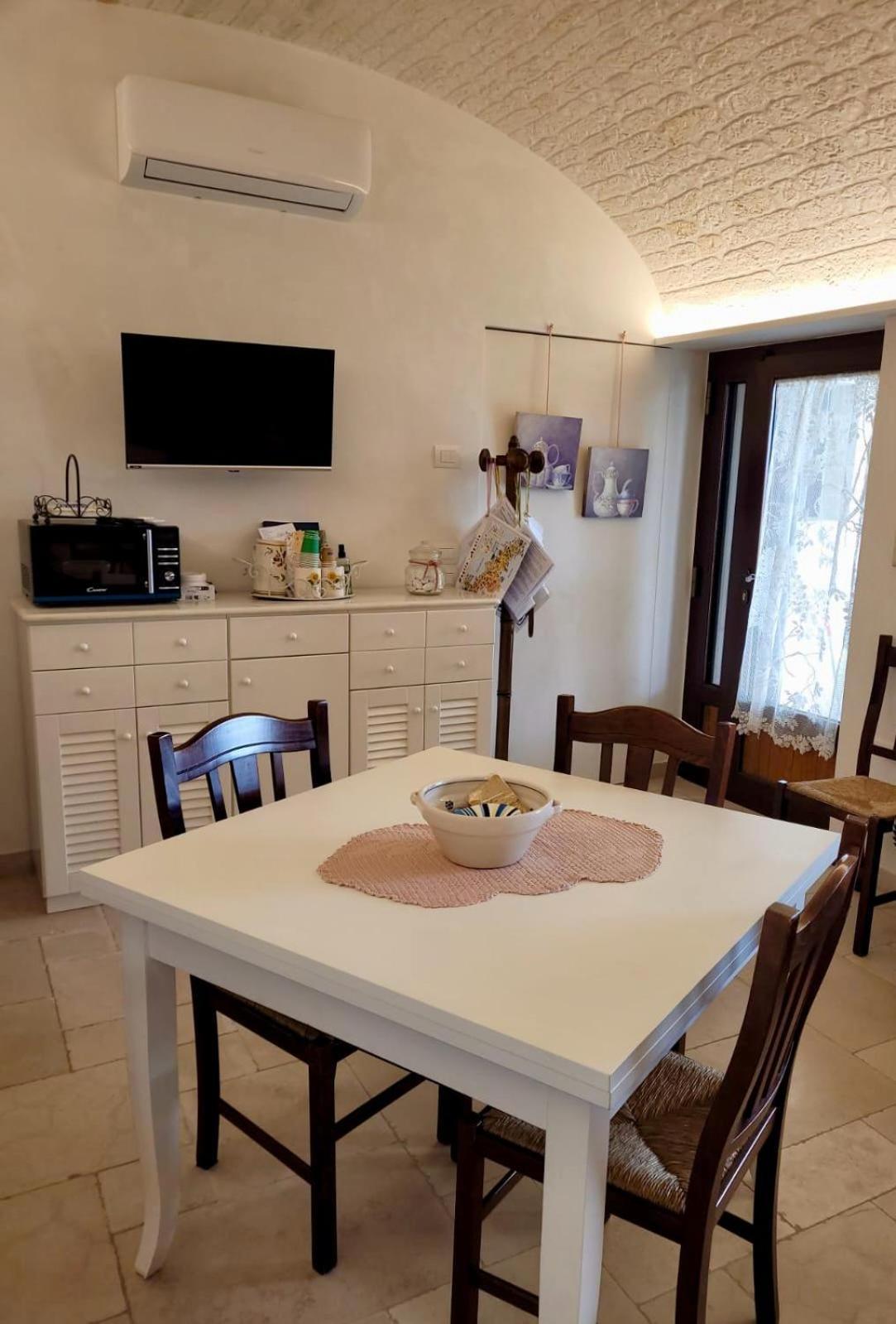 צ'יסטרנינו Valle D'Itria Trulli E Alcova Mikael מראה חיצוני תמונה